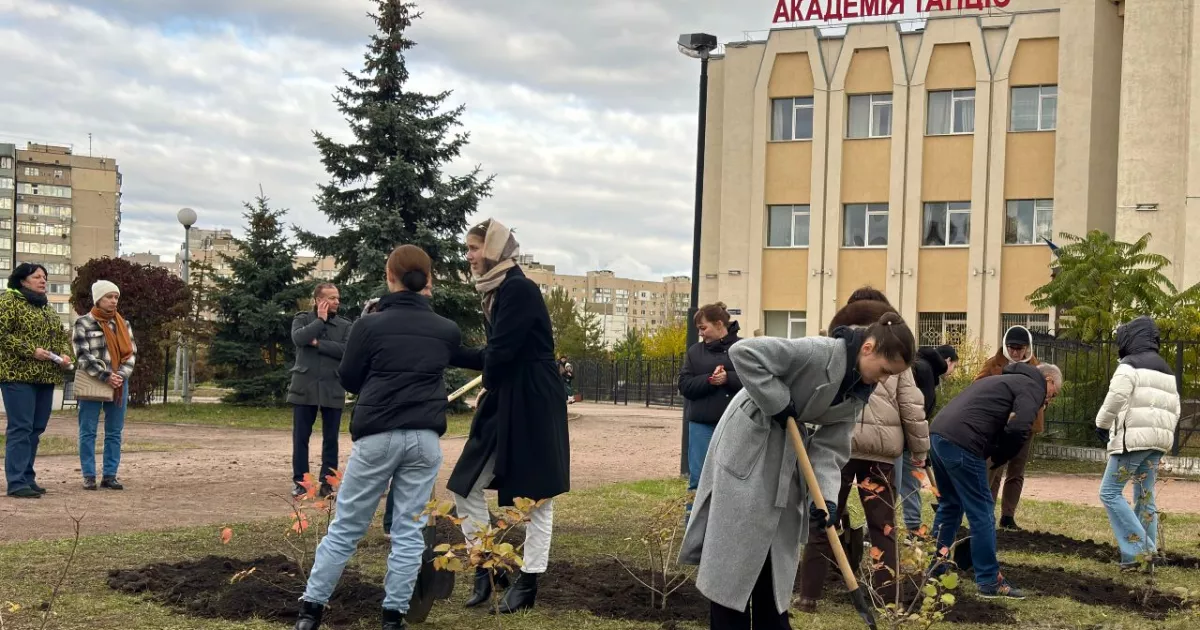У Києві висадили алею калини в пам’ять про загиблих випускників академії танцю