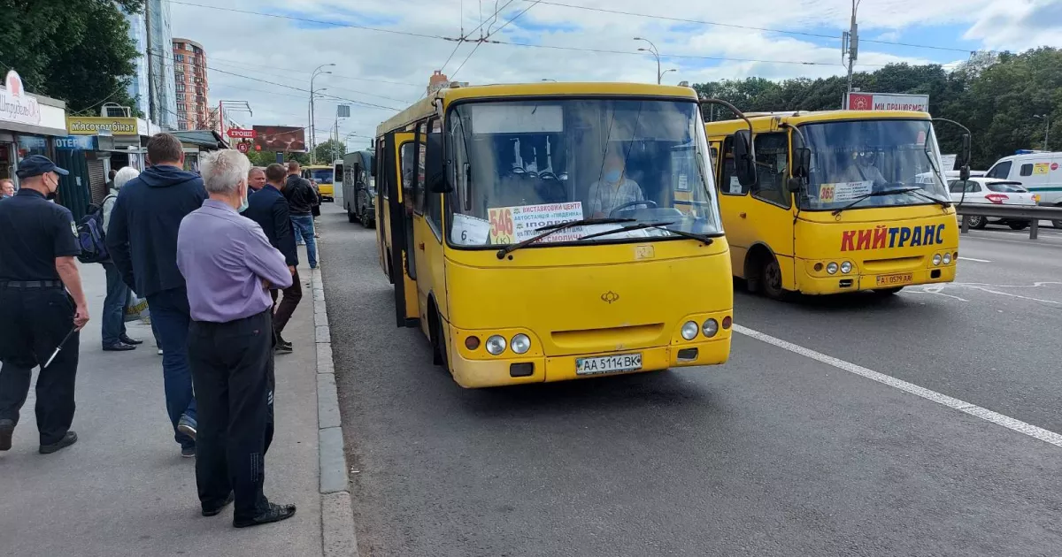 У Києві покарали водія маршрутки, який висаджував людей просто на проїжджій частині
