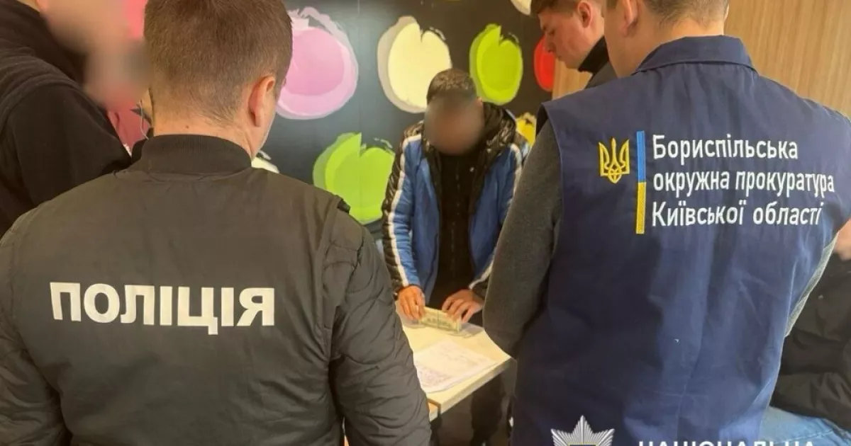 8 500 доларів за «звільнення» від розшуку: у Борисполі викрили чоловіка, який торгував впливом у ТЦК