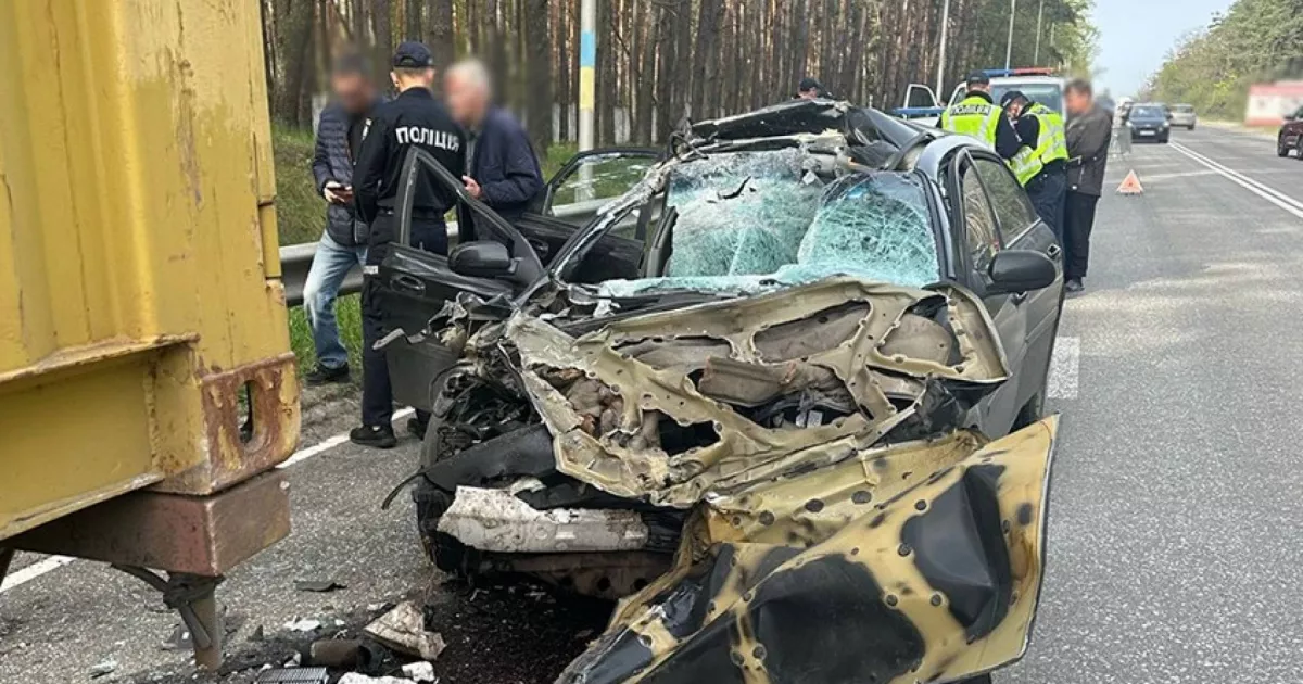 Жахлива аварія на Салютній: вантажівка відкинула легковик на людей