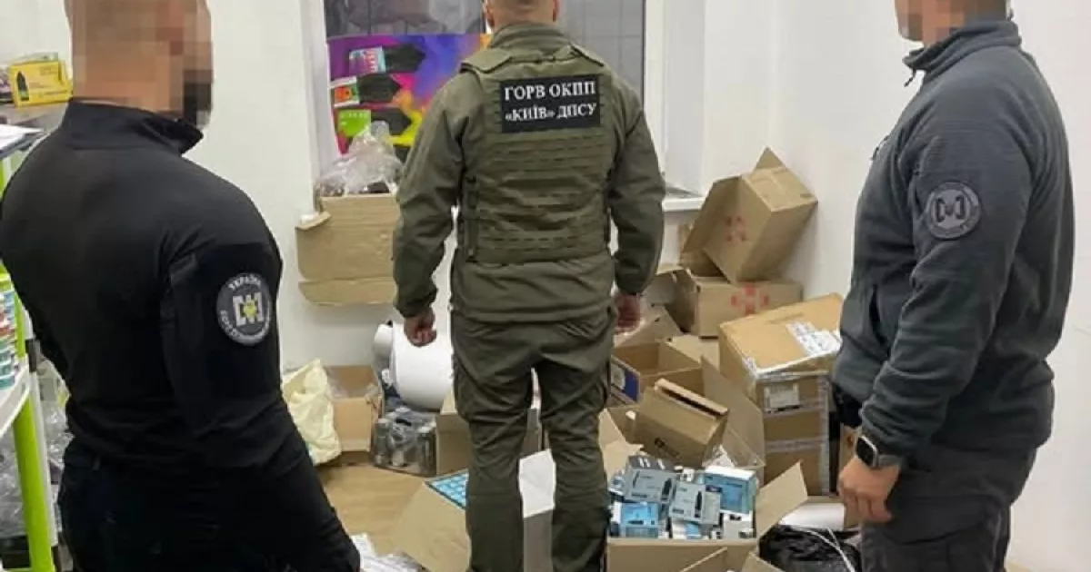 На Київщині накрили мережу продажу нелегальних сигарет і вейпів