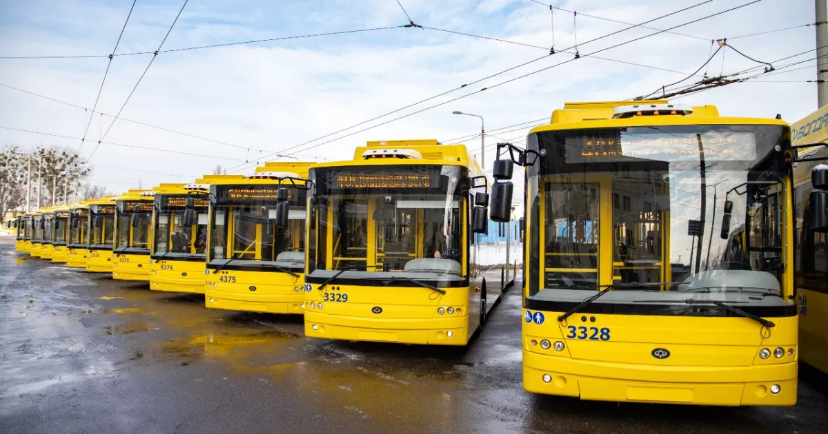 З 20 жовтня у Києві змінять рух через Подільський міст під час тривог: нові маршрути автобусів