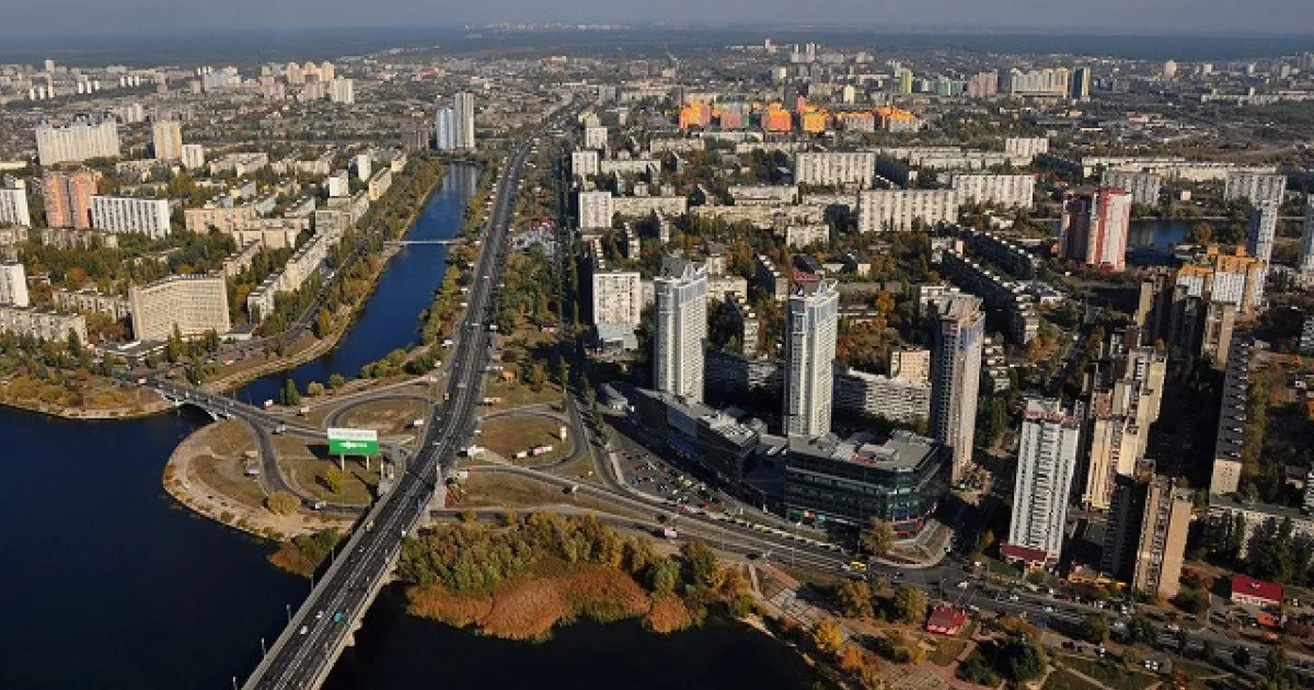Підготовка до зими: у Дніпровському районі Києва ремонтують дахи багатоповерхівок