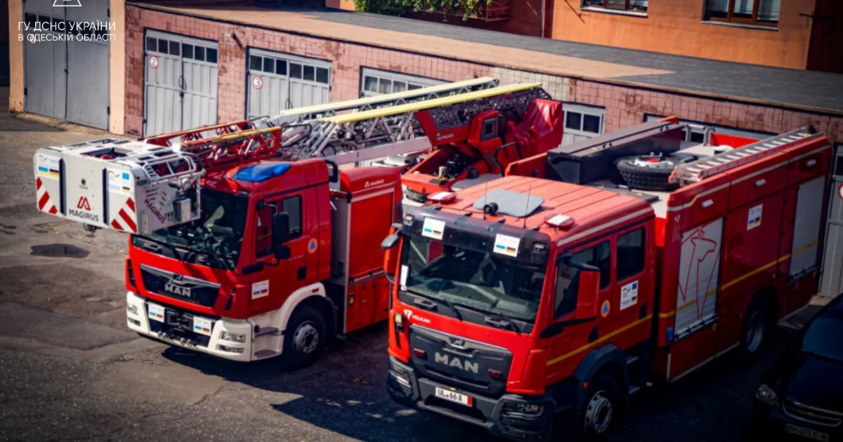 Брюссель передав київським рятувальникам дві сучасні пожежні автоцистерни