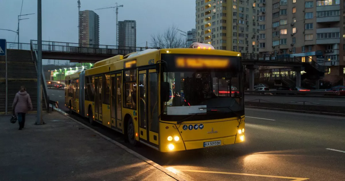 Під час тривоги автобуси через Подільський міст змінюватимуть маршрути: у Києві запровадили нові схеми руху