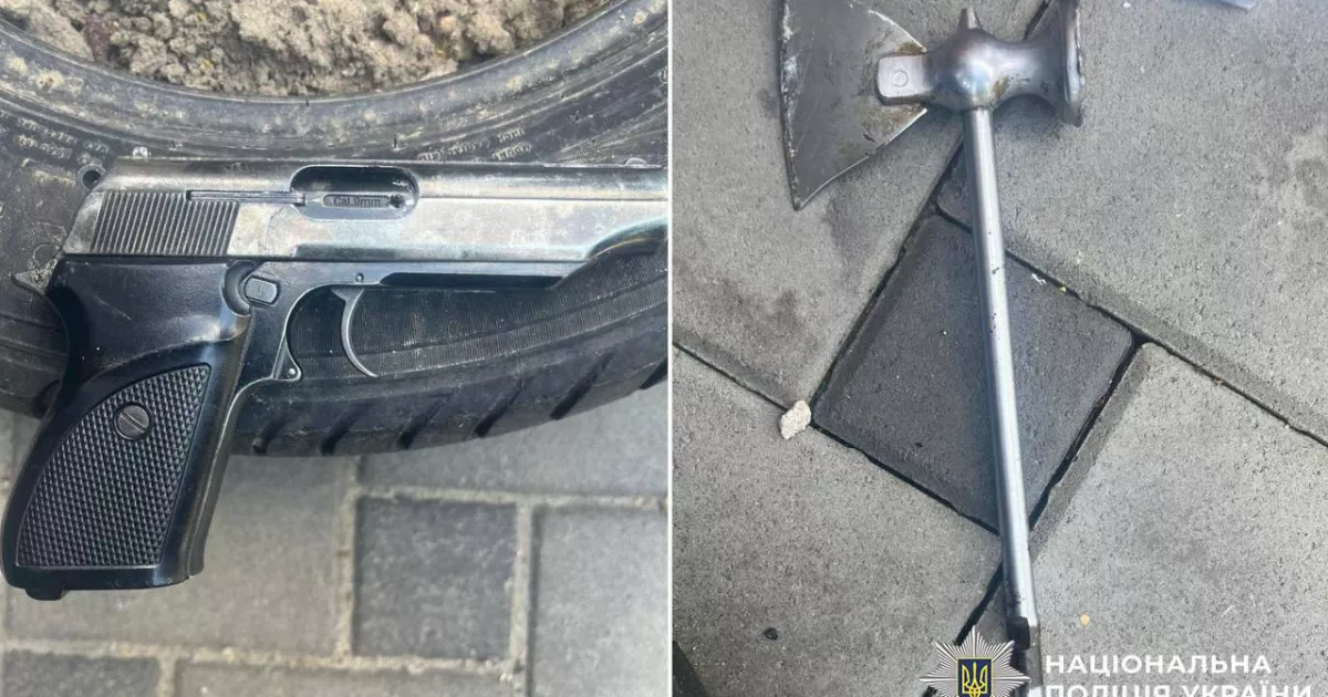 У Києві двоє чоловіків із сокирою вимагали зарплату для знайомої в адміністратора кафе