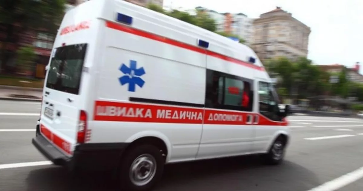 У Києві дівчина намагається стрибнути з балкона: на місці працюють рятувальники та поліція