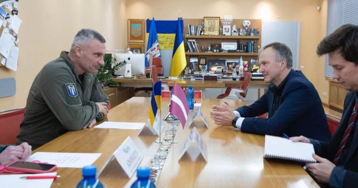 Мер Києва обговорив із дипломатами Латвії та Чехії відновлення міста та підготовку до зими