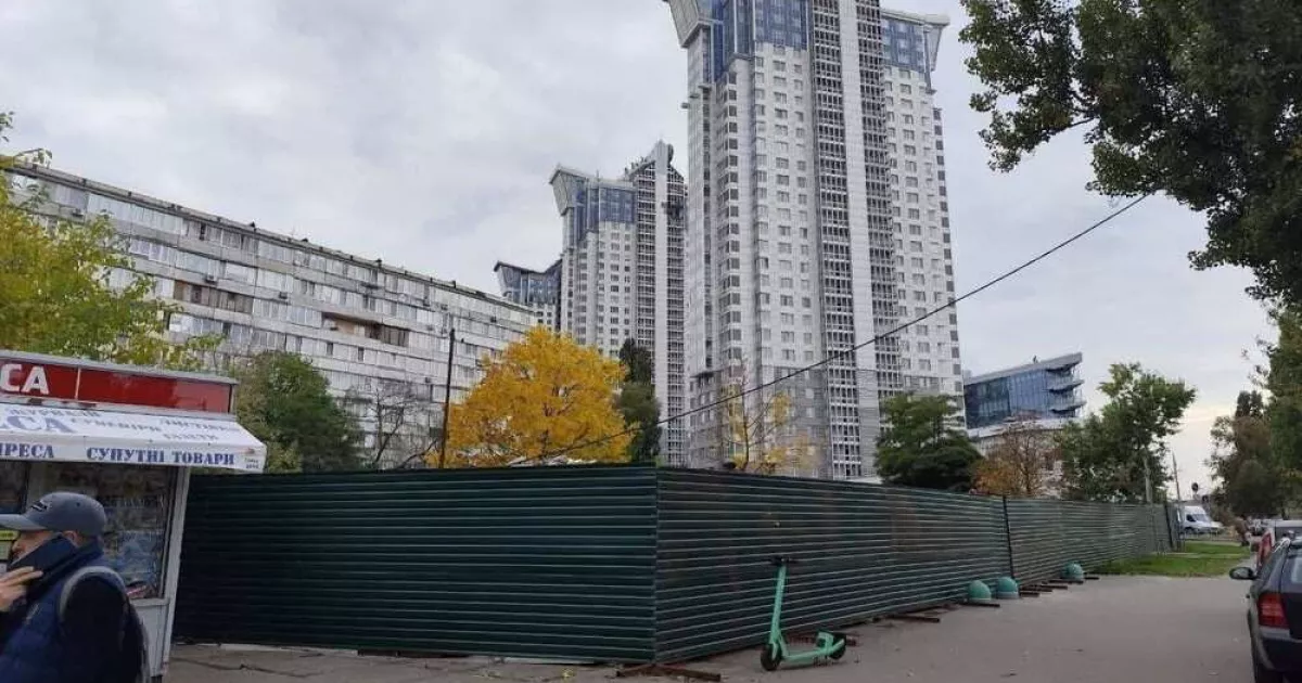 Зелена зона під загрозою: на Березняках зводять апарт-комплекс у сквері біля мосту Патона