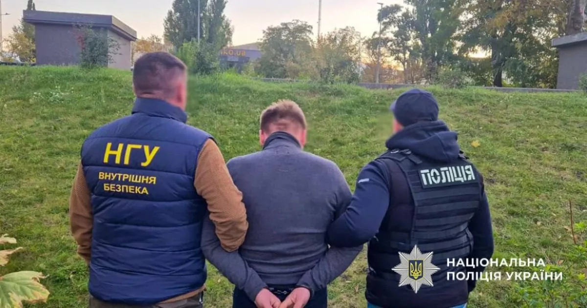 Столичні прокурори вручили підозру екс-поліцейському, який обіцяв “бронювання” за хабар
