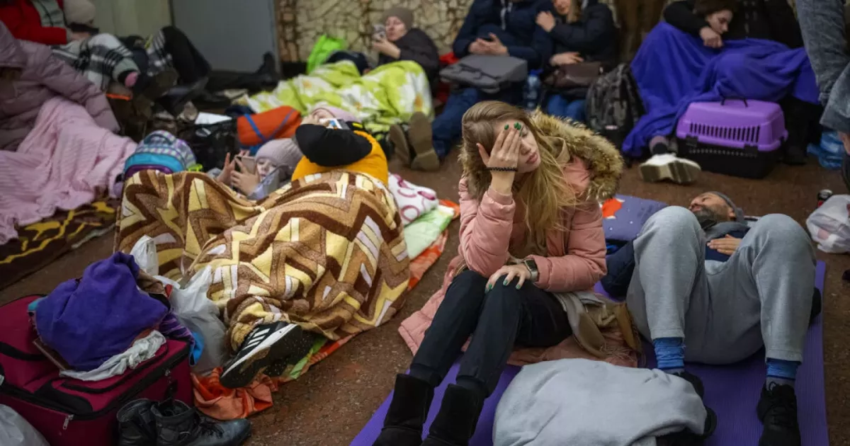 Мати з дитиною опинилися за дверима укриття під час атаки на Київ: скандал у «Київпастранс»