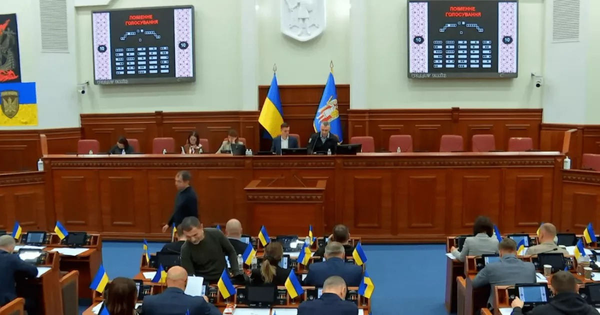 Аварійні гірки й розбиті пісочниці: у Києві депутати почали перевірку дитячих майданчиків