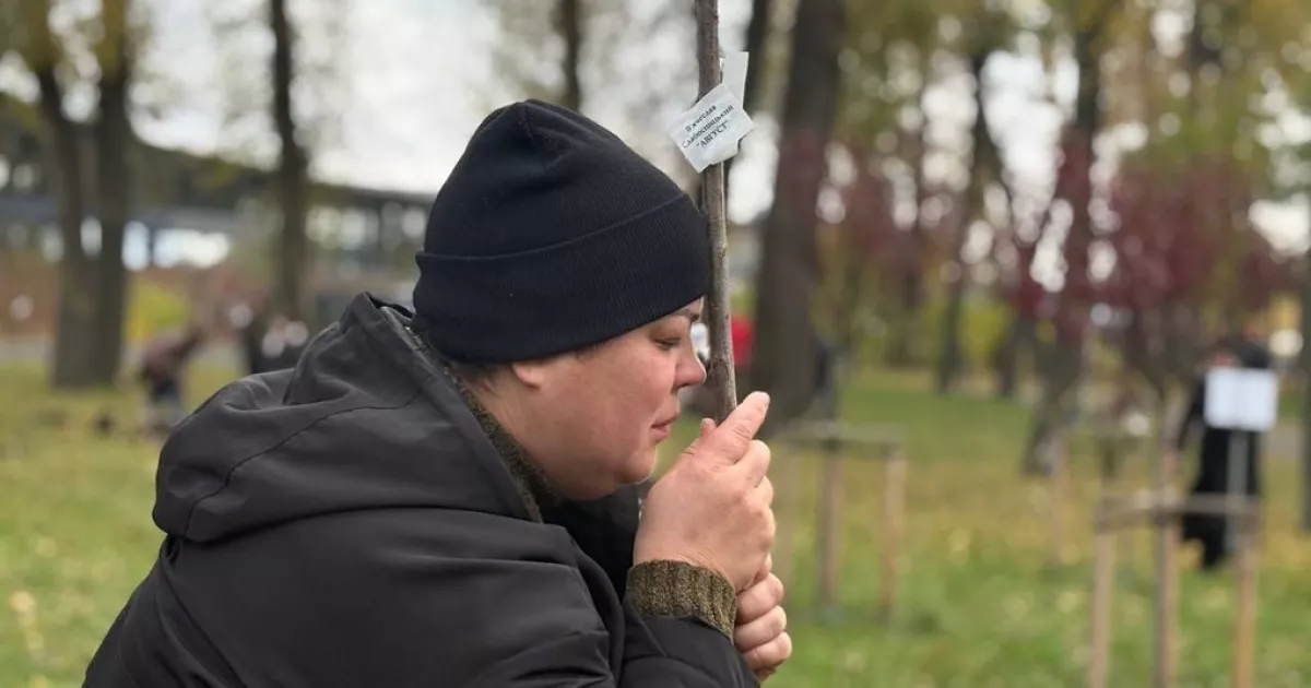 Сльози й надія: у Києві з’явилася алея сакур на честь загиблих військових