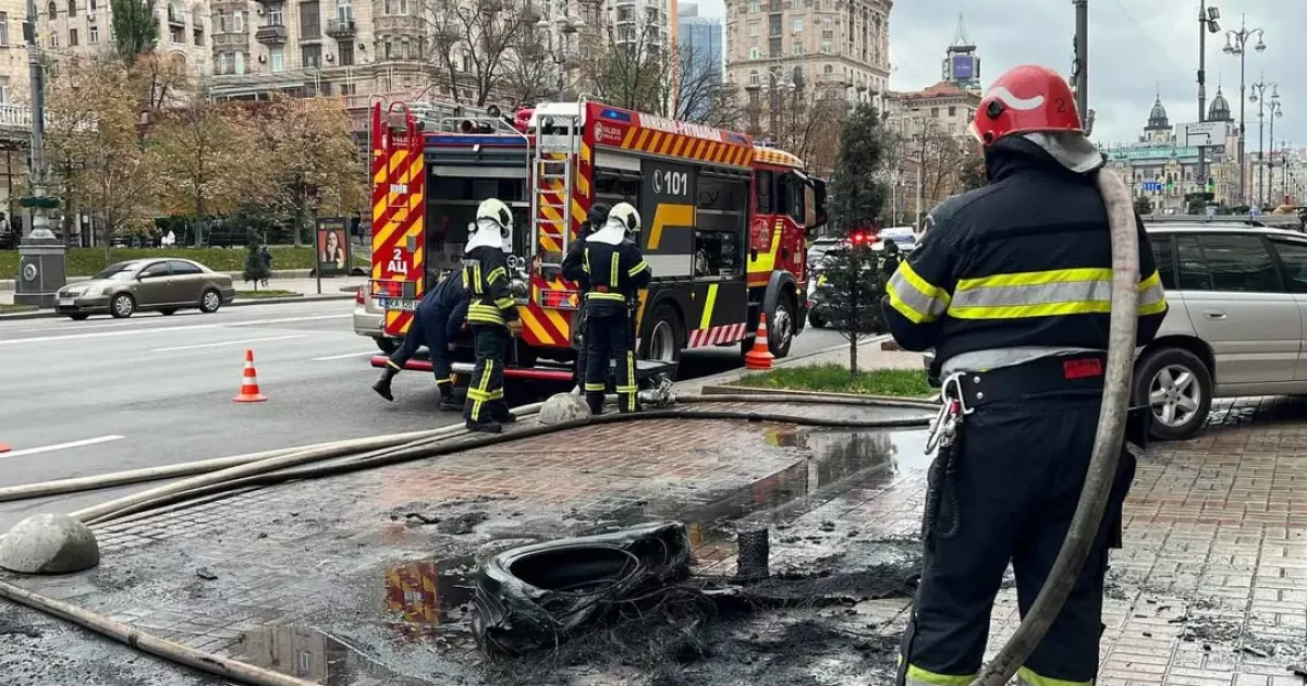 Пожежа на Хрещатику: невідомий підпалив шини біля КМДА