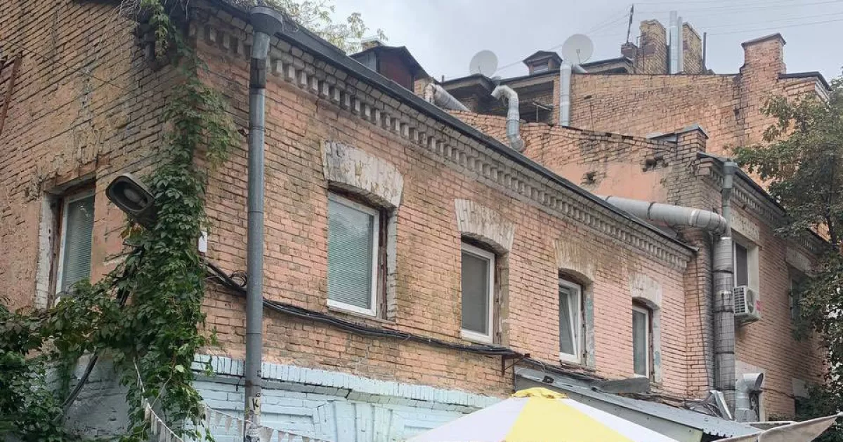 Скандал у «Дворику з воронами»: власник історичної будівлі на Рейтарській планує надбудову