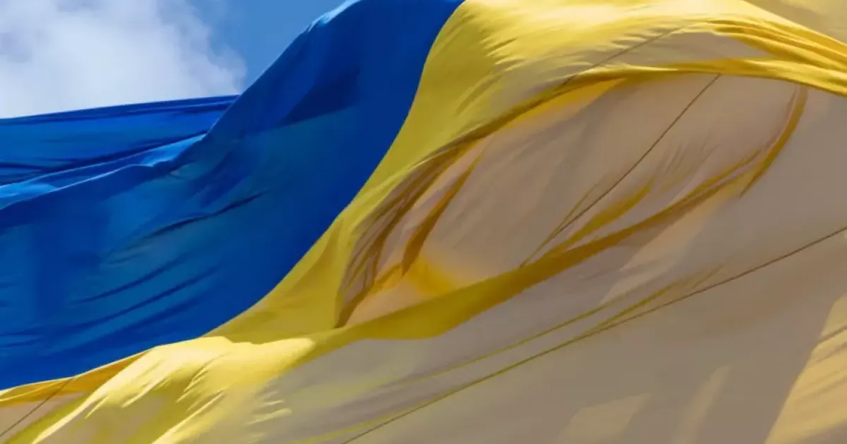 Головний прапор України на Печерську тимчасово приспустили через сильний вітер