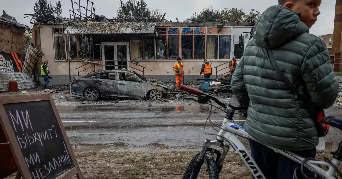 Стовпи диму, запах гару й вирви біля дитсадка: наслідки нічного удару по Києву