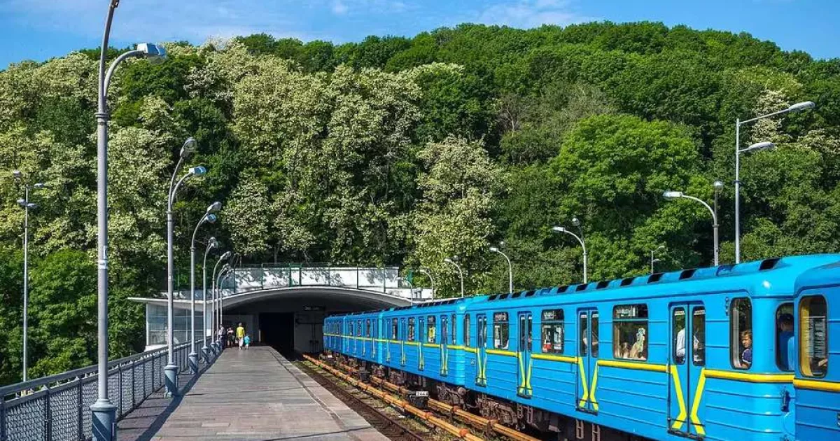 Інцидент у київському метро: пасажир упав на колії, рух відновлено після затримки