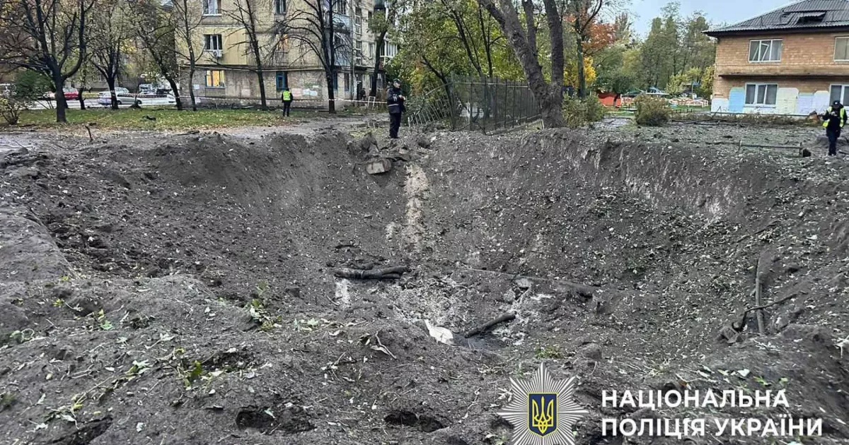 Після російських ударів у Подільському районі працює штаб допомоги та комунальні служби