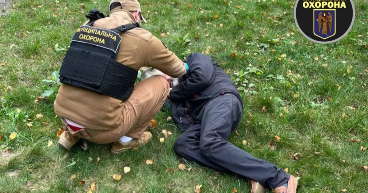 У Києві муніципальні охоронці врятували від переохолодження двох чоловіків