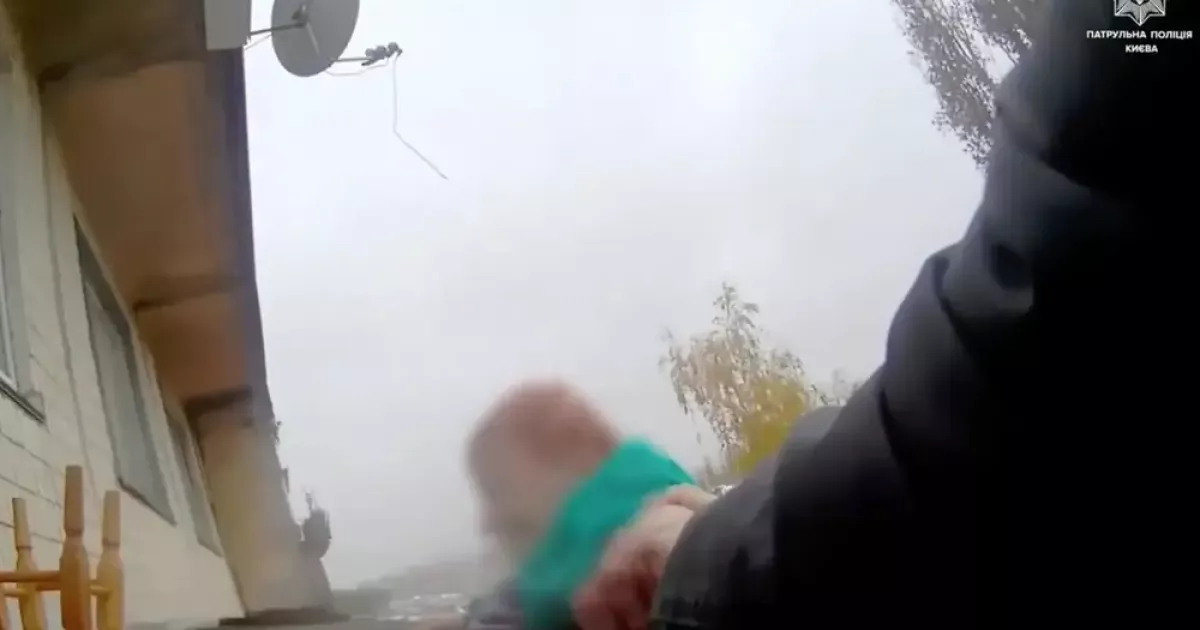 У Києві поліцейські врятували жінку, яка хотіла стрибнути з четвертого поверху