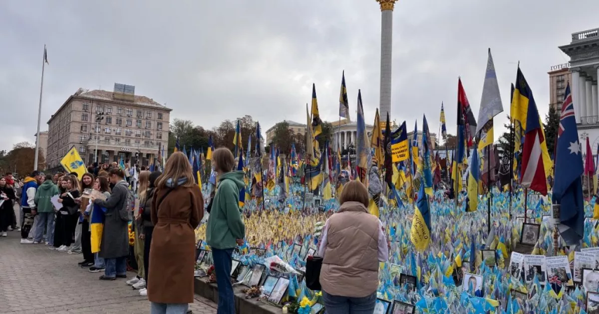 Тисячі людей на Майдані вшанували зниклих оборонців акцією «Об’єднані тишею»