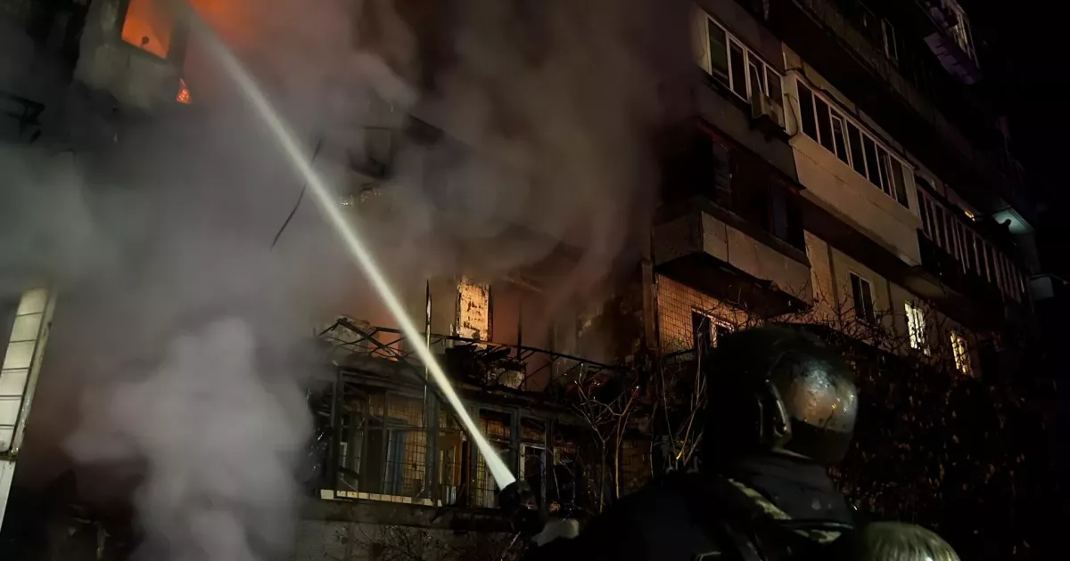 Вогонь і руйнування після нічної атаки “Шахедів” на Київ: 27 поранених, є загиблі