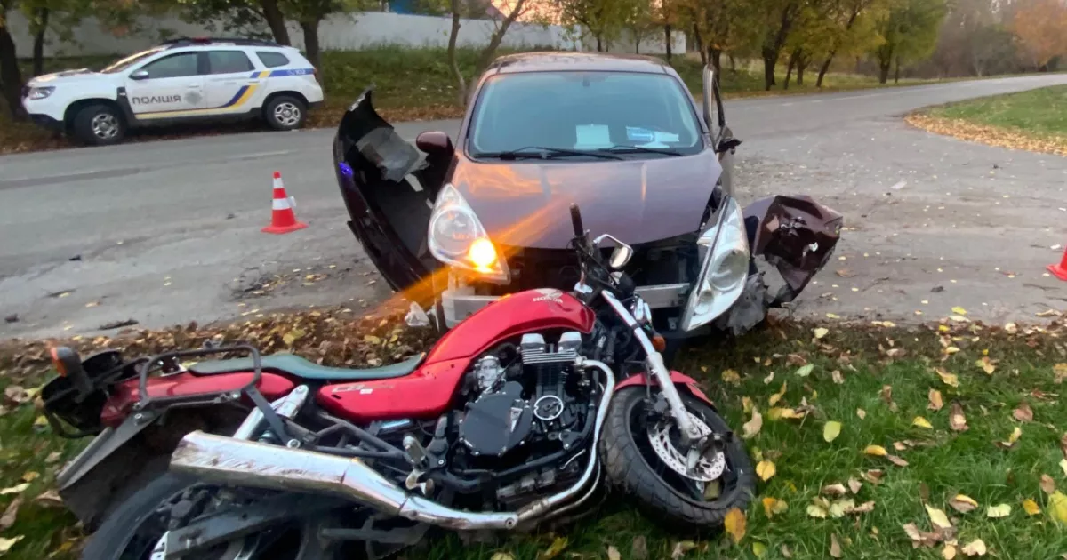 На Київщині мотоцикліст зіткнувся з легковиком під час обгону: постраждалого госпіталізували