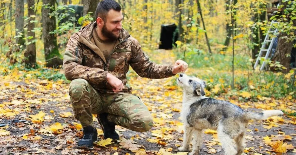 Генштаб ЗСУ опублікував фото захисників із котами та собаками, врятованими на війні