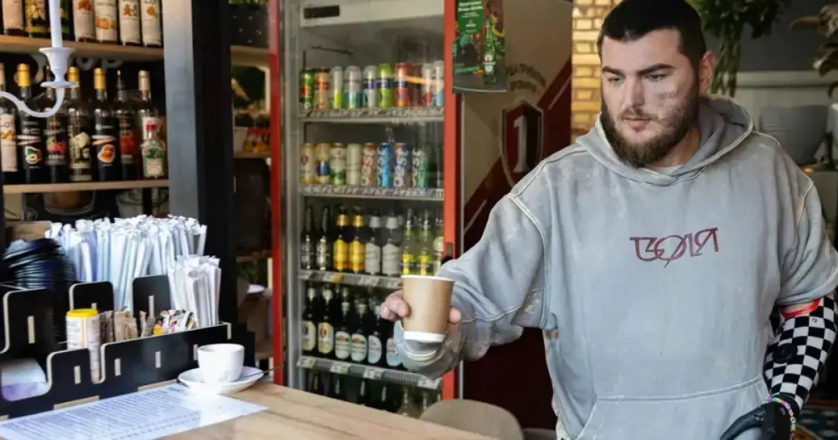 «Живий і вдячний»: ветеран без руки й ноги відкрив кавʼярню в Ірпені та допомагає побратимам