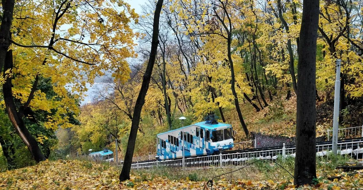 Золота осінь на Володимирській гірці — ідеальне місце для прогулянок у центрі Києва