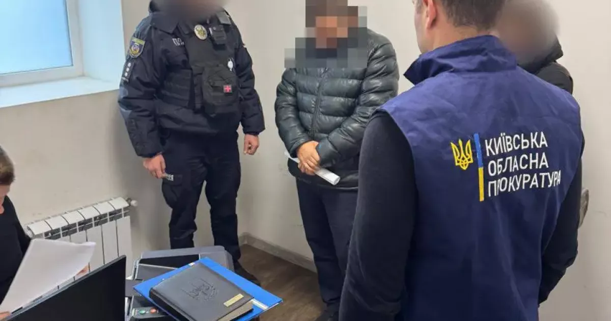 Поліцейський на Київщині вимагав $25 тисяч за “кришування” нелегальної торгівлі алкоголем