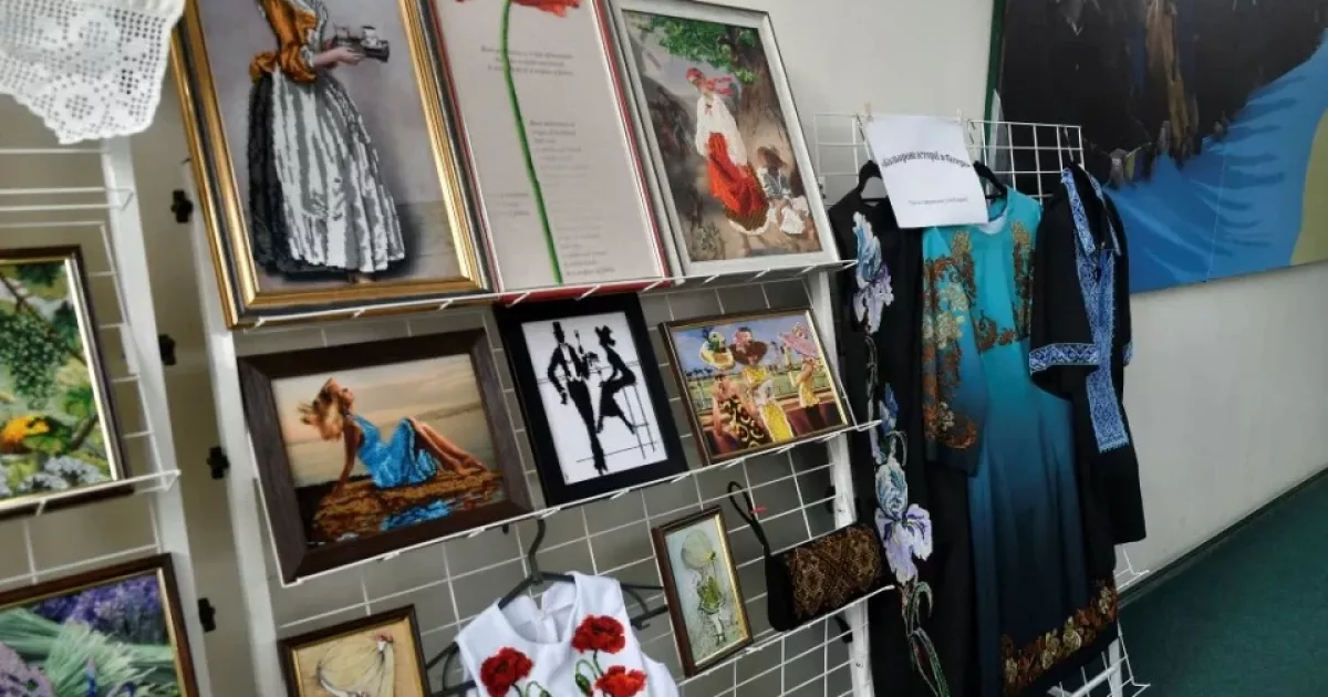 Блиск і тепло бісеру: у Славутичі презентували виставку робіт Еліни Кожаріної