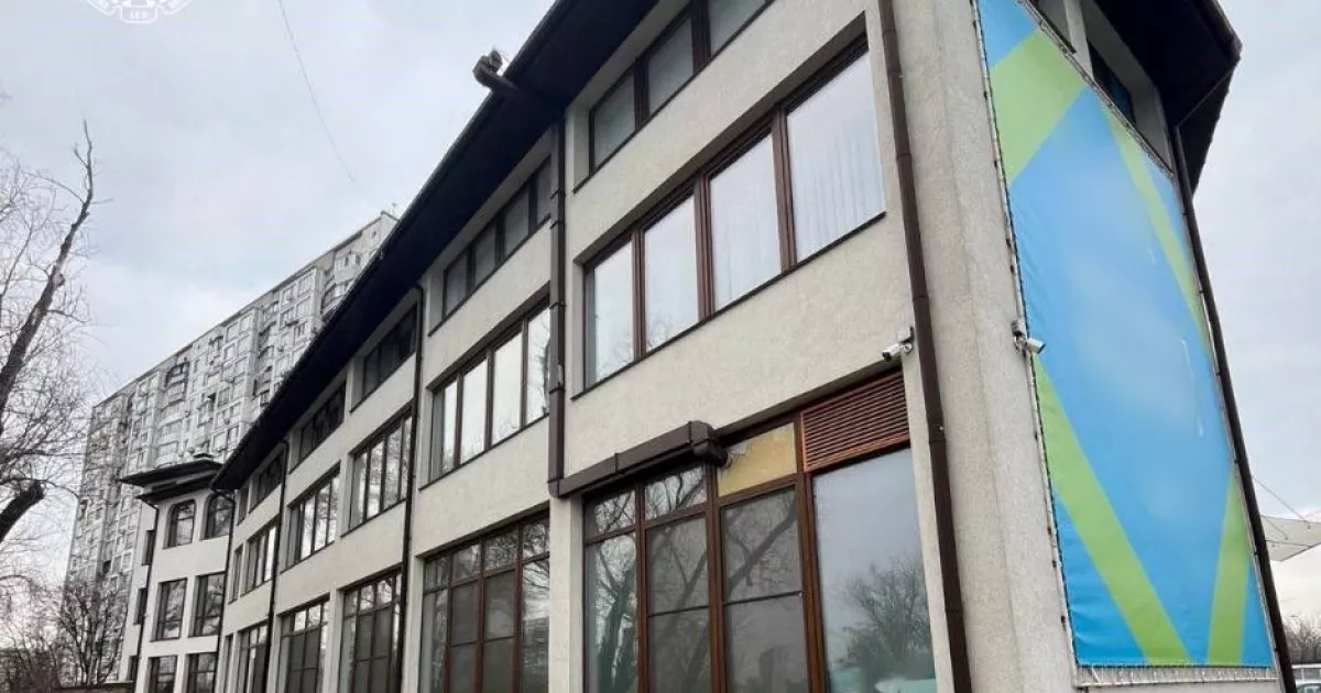 «Під клініку на березі»: у Києві підприємцю оголосили підозру за незаконне будівництво біля Тельбіна