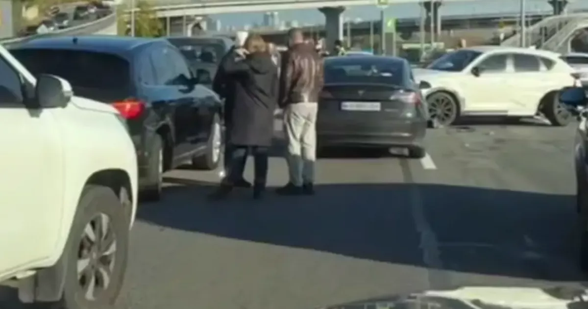 У Києві заблокували Наддніпрянське шосе: ДТП спричинила затор до мосту Патона
