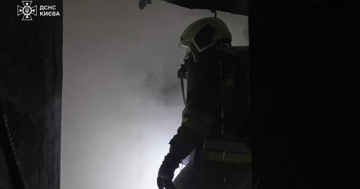 У центрі Києва вночі горіла адміністративна будівля: рятувальники оперативно ліквідували пожежу