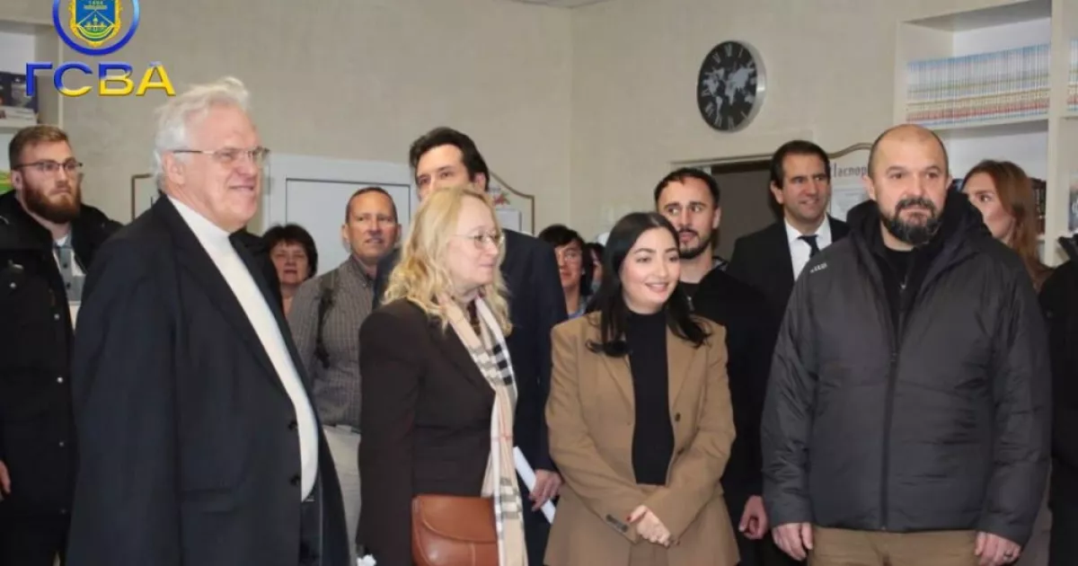 Міністерка ФРН і посол Німеччини завітали до Гостомеля: акцент на школах і сонячній енергетиці
