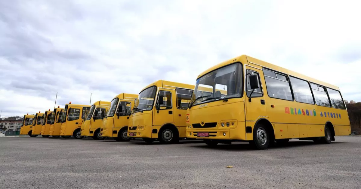 Нові шкільні автобуси для Київщини: транспорт отримали дев’ять громад