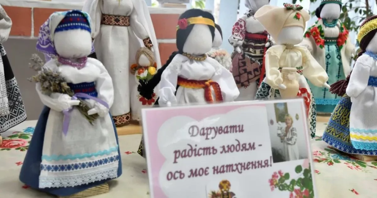 Виставка ляльок-мотанок майстрині Наталії Козленко стартувала у Славутичі