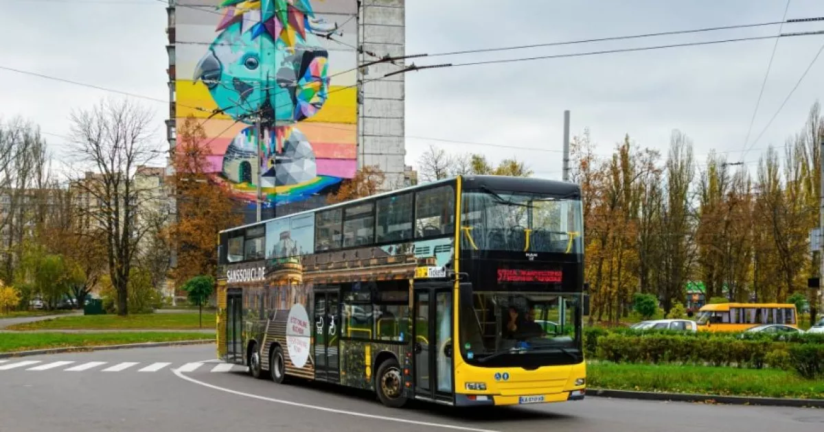 Київ запустив третій двоповерховий автобус: новинка вже курсує бульваром Вернадського