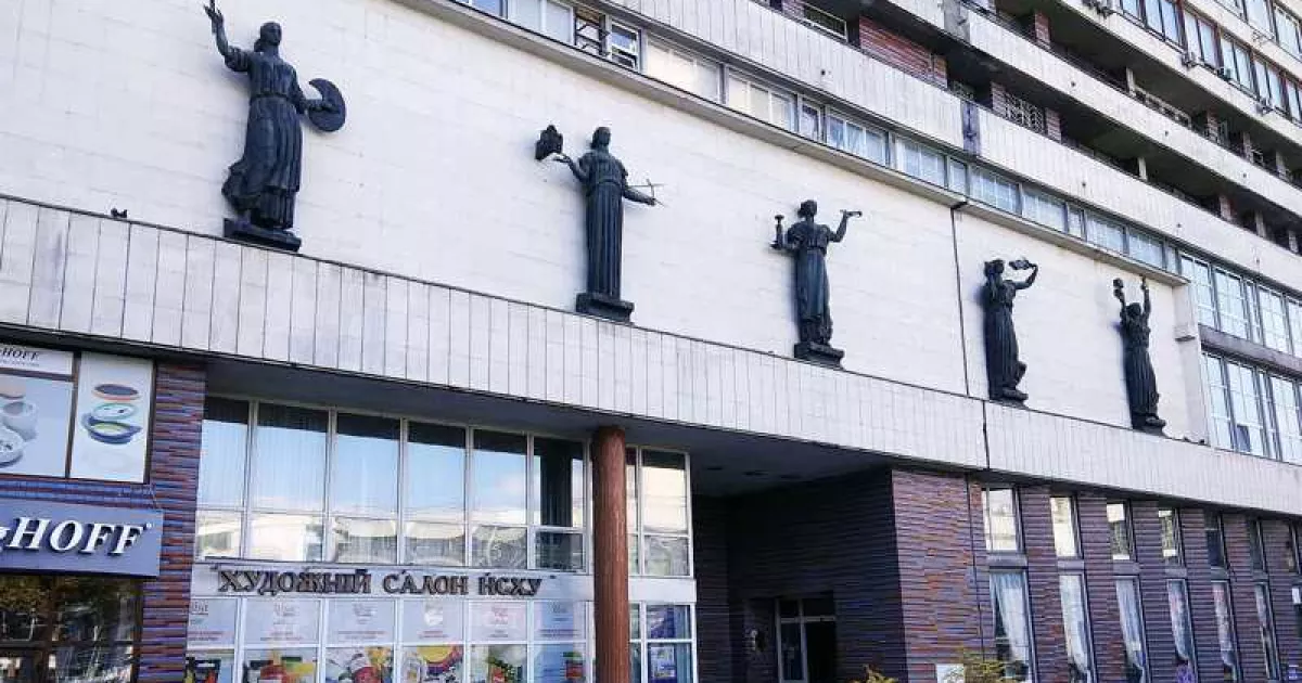 Магія вогню і незламності: у Києві відкрили виставку сучасної кераміки, скла та металу