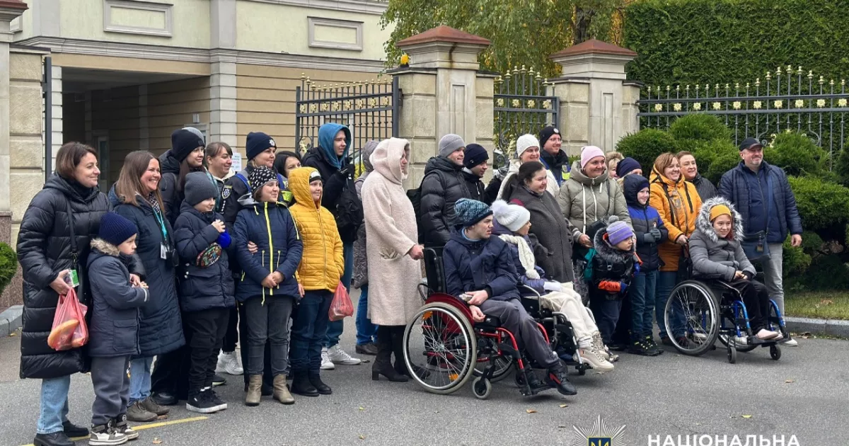 Поліцейські подарували дітям із реабілітаційного центру осінню подорож до «Межигір’я»