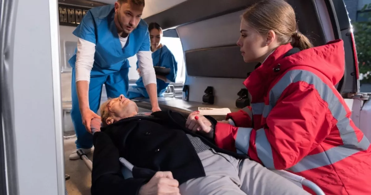 Десять бригад на пів мільйона людей: швидка на Київщині працює на межі виживання