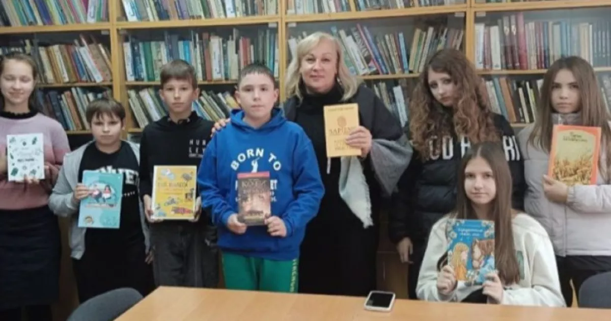 Книжкові виставки та мовні батли: як Славутич долучився до місячника шкільних бібліотек