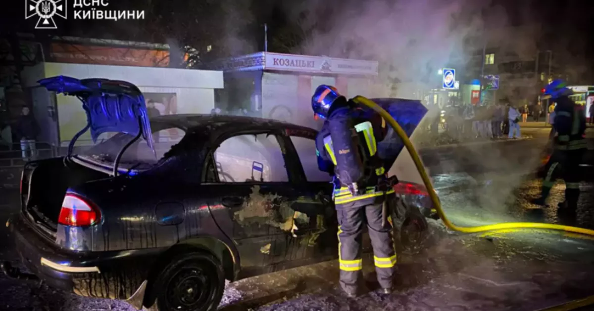 Вогонь у нічному місті: рятувальники гасили палаюче авто в Броварах