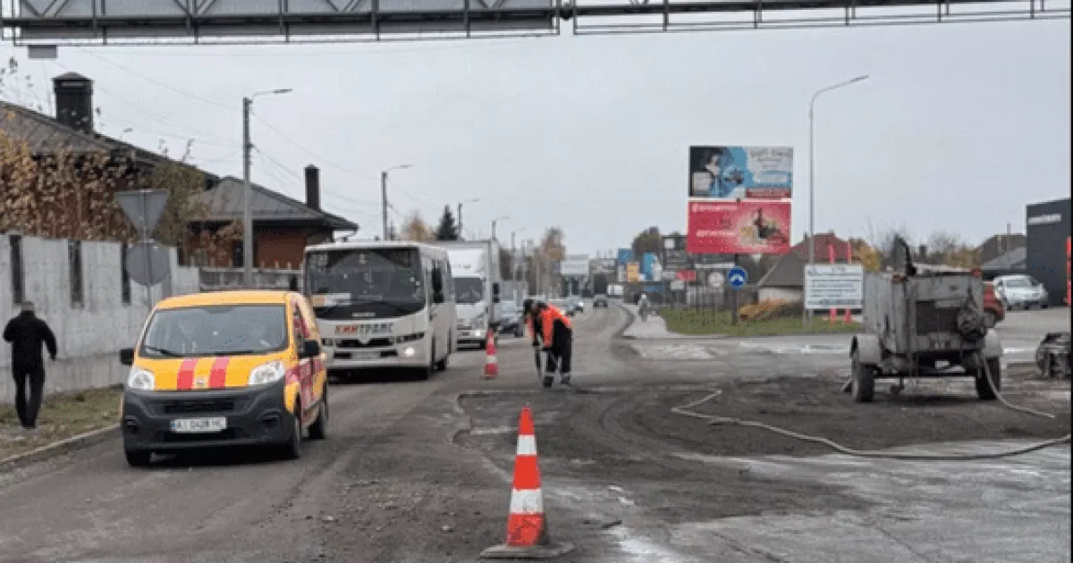 Довгобуд дороги між Крюківщиною та Гатним зрушив із місця: ремонт поновлюють