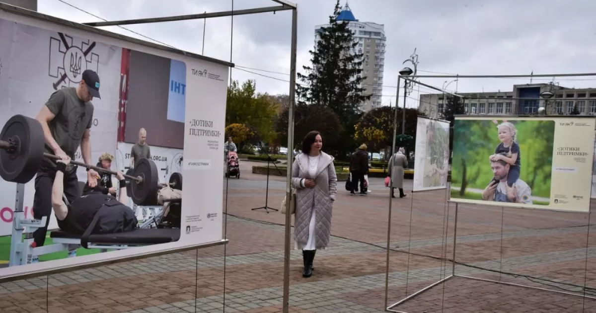 «Дотики підтримки»: фотовиставка про людяність і єдність мандрує громадами Київщини