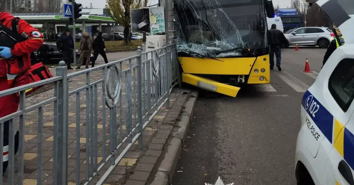 На Святошині маршрутка врізалася в електроопору: дев’ятеро постраждалих