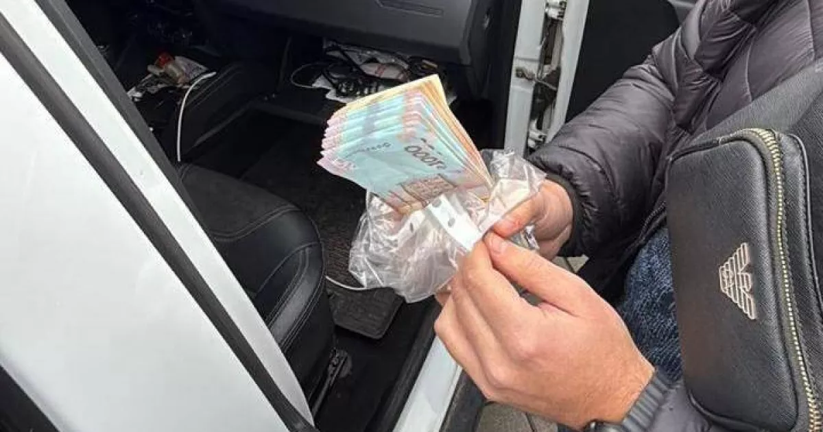 400 доларів за авто і 40 тисяч за місяць «спокою»: на Київщині викрили дві хабарні схеми