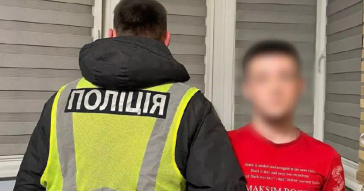 У Києві оштрафували 20-річного хлопця, який співав російські пісні у формі поліцейського